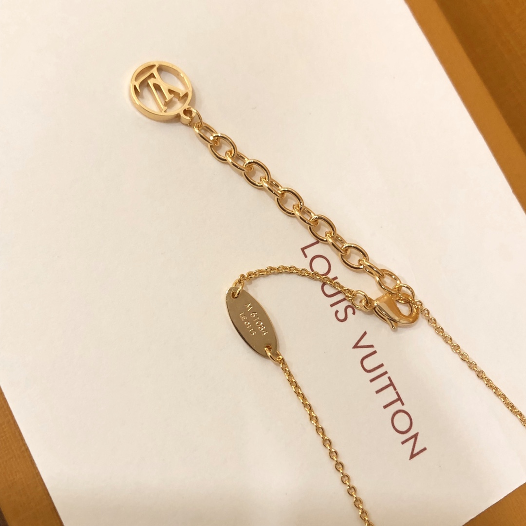 Louis Vuitton Essential V Necklace - DesignerGu