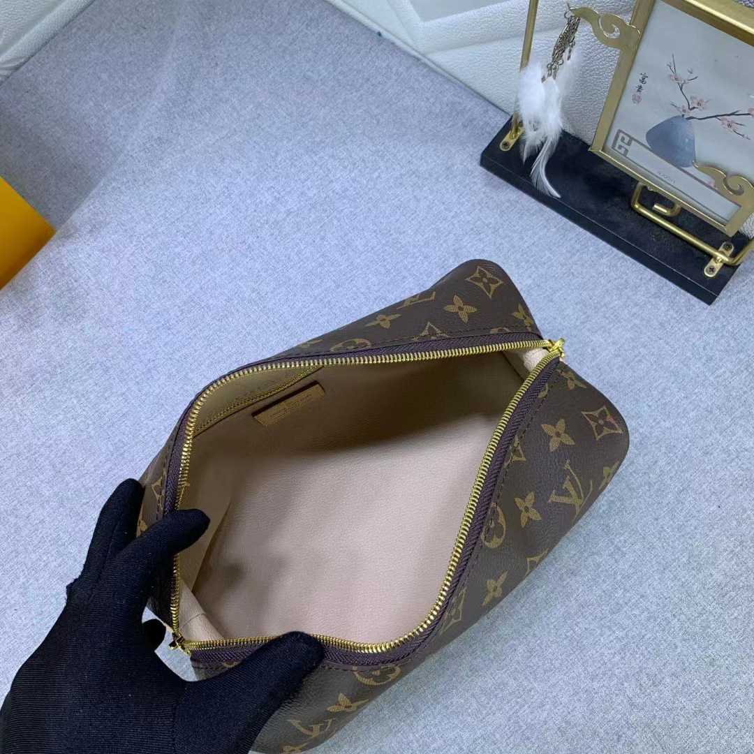 Louis Vuitton Cosmetic Pouch (27-18-9CM)      - DesignerGu