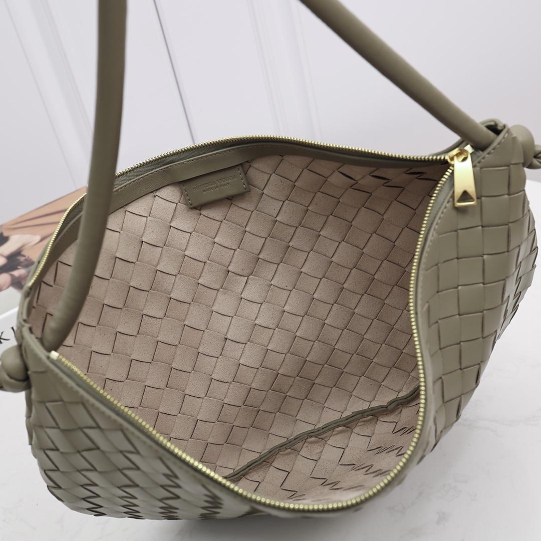 Bottega Veneta Medium Turn Pouch - DesignerGu