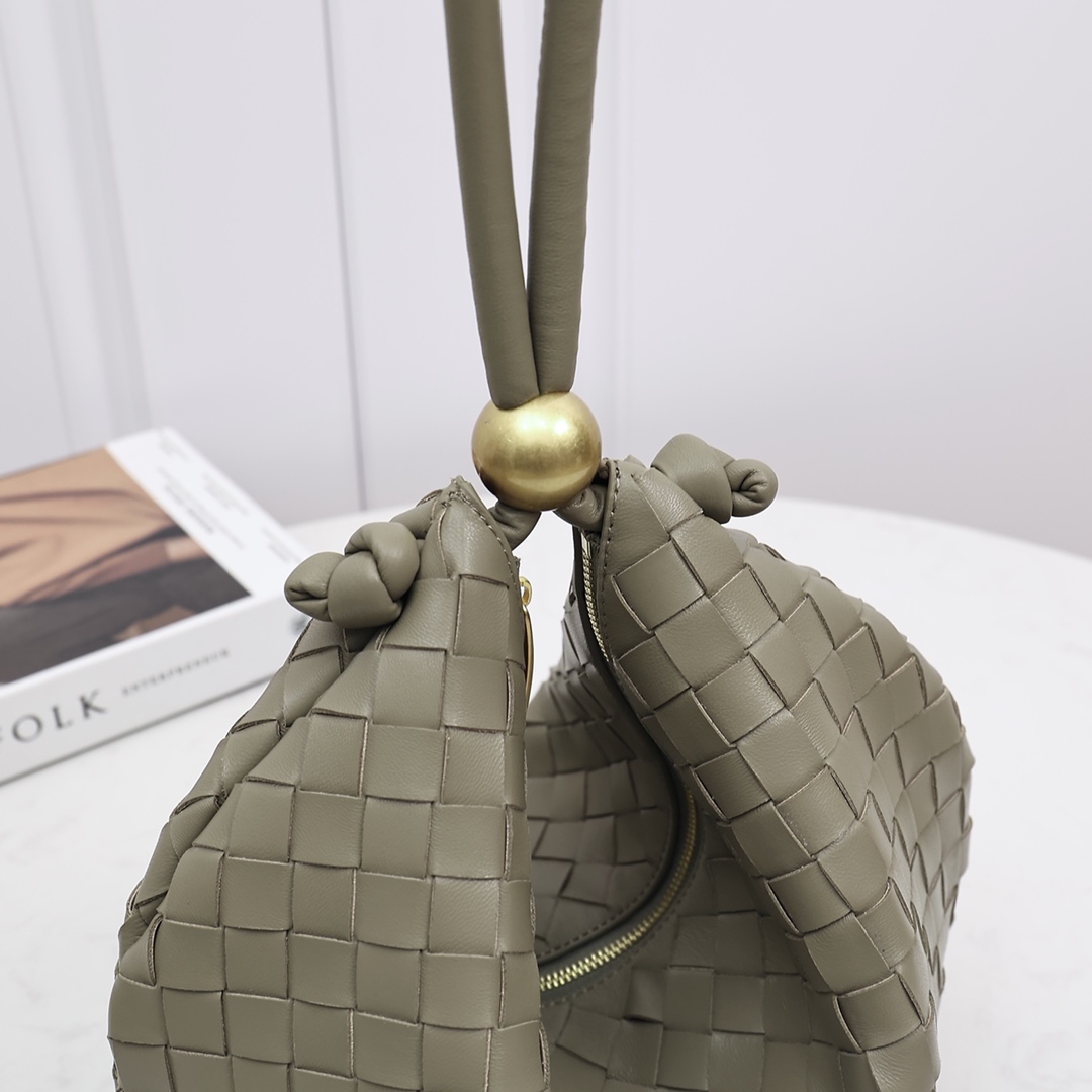 Bottega Veneta Medium Turn Pouch - DesignerGu