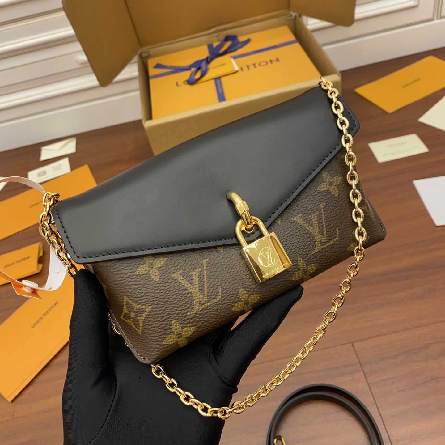 Louis Vuitton Padlock On Strap   M80559 - DesignerGu