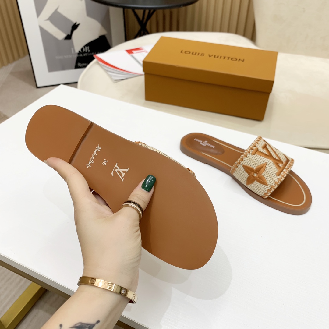 Louis Vuitton Lock It Flat Mule - DesignerGu