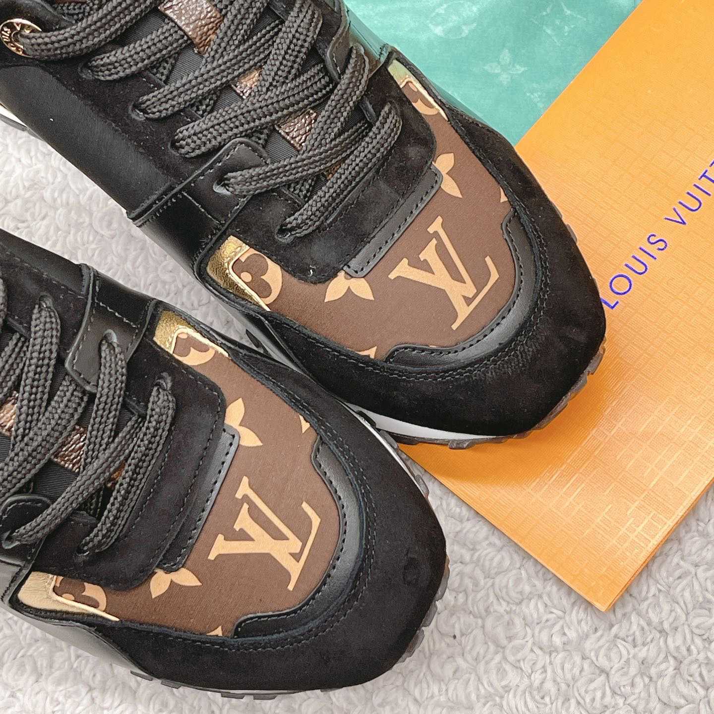 Louis Vuitton Run Away Sneaker   (upon uk size)  1AAP3D - DesignerGu