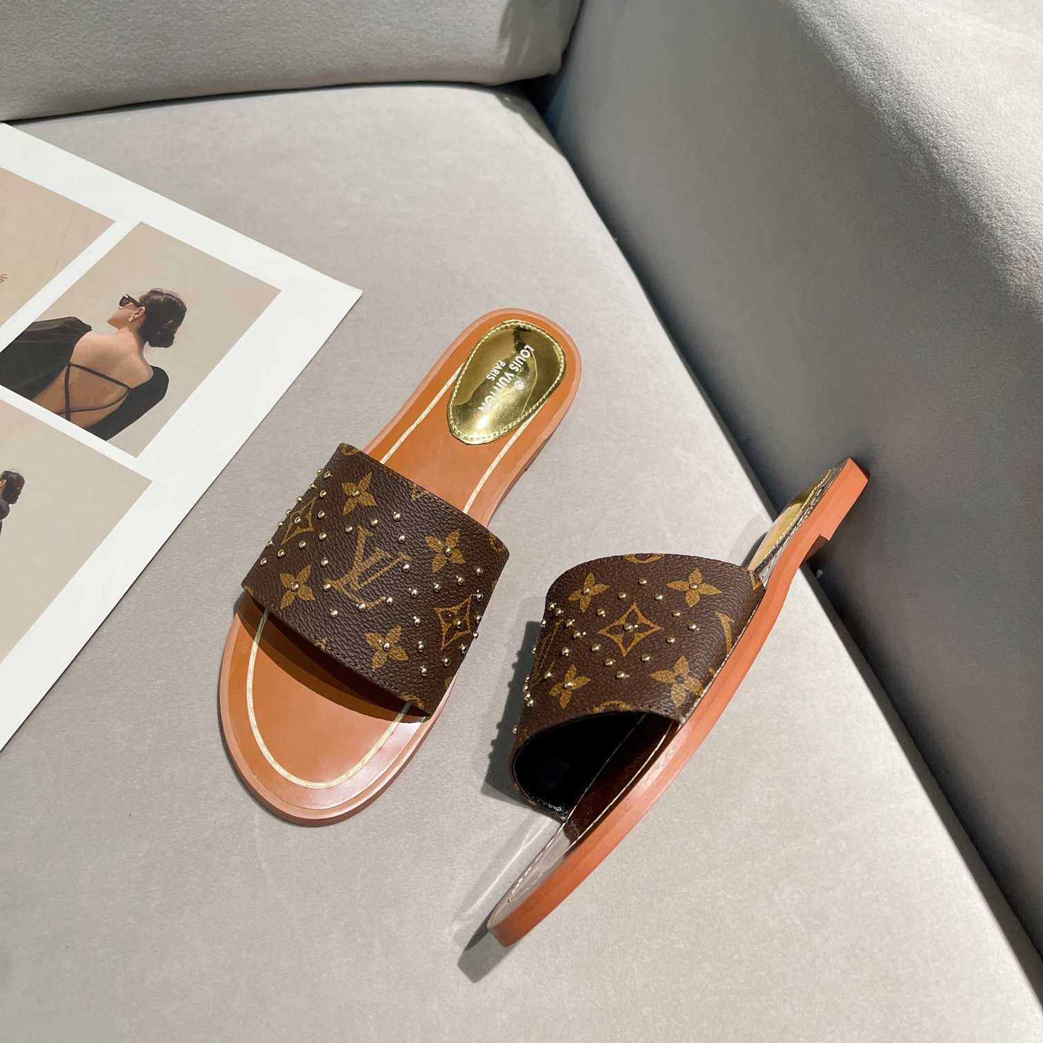 Louis Vuitton Lock It Flat Mule       1AAZYR - DesignerGu