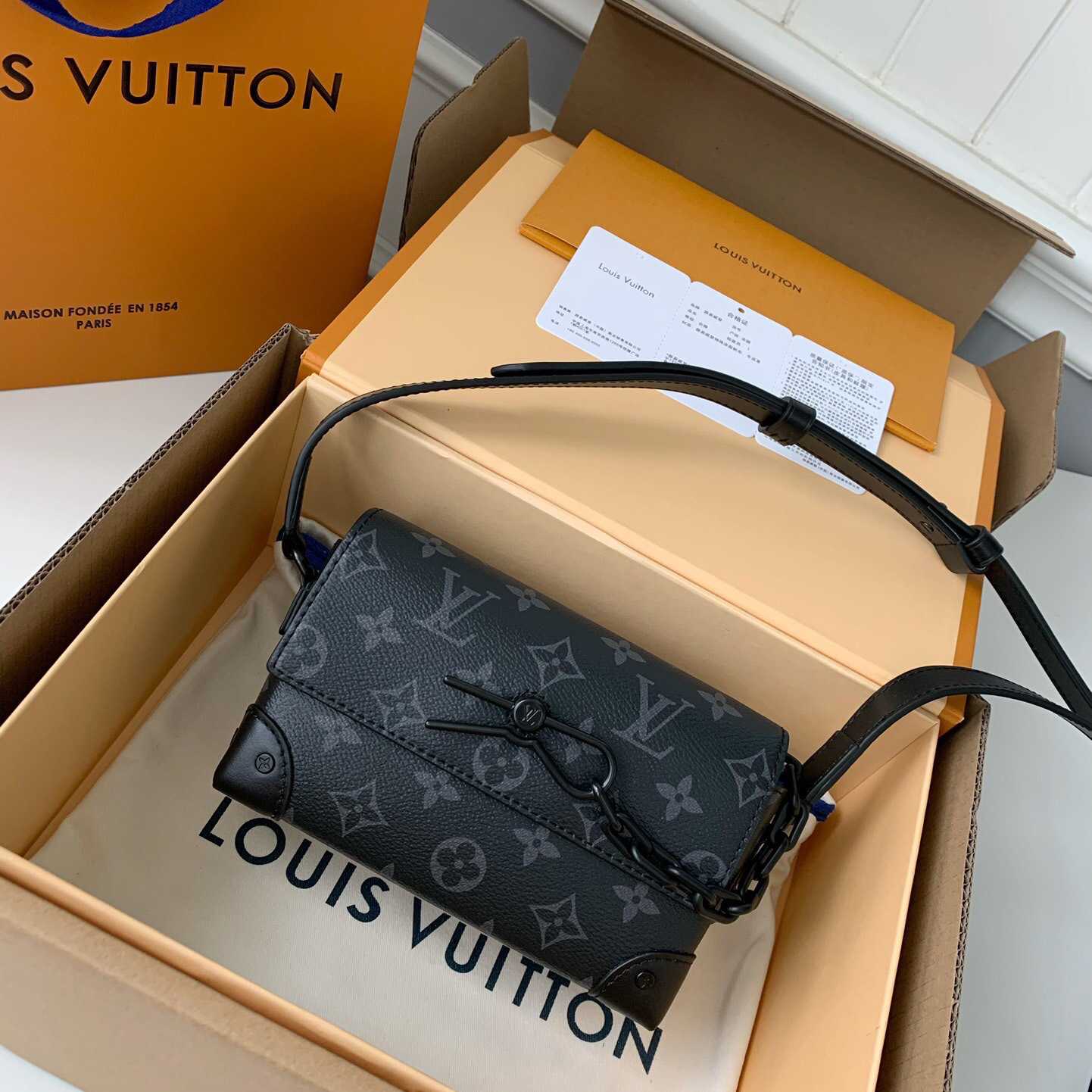 Louis Vuitton Steamer Wearable Wallet   M81783 - DesignerGu