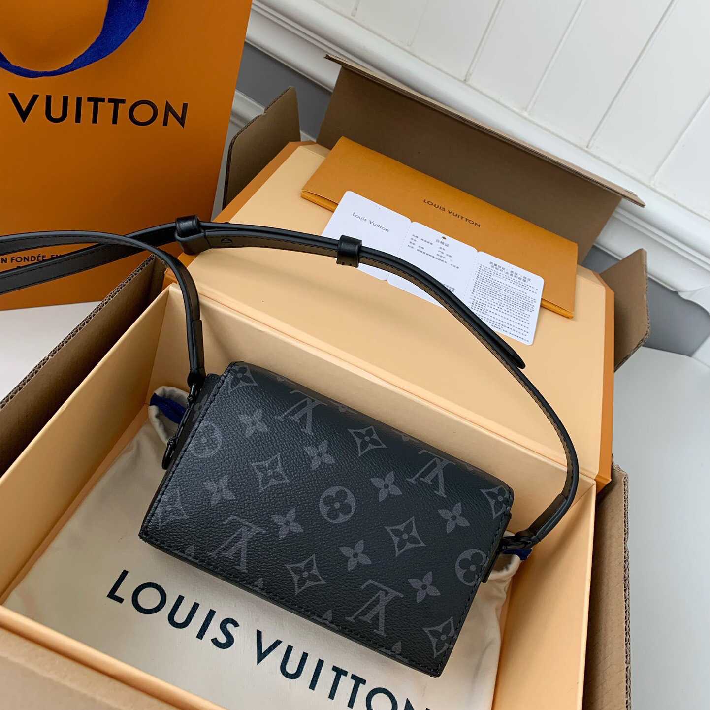 Louis Vuitton Steamer Wearable Wallet   M81783 - DesignerGu