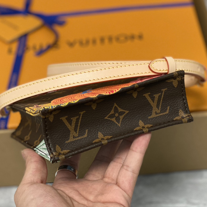 Louis Vuitton LV x YK Petit Sac Plat (14 x 17 x 5 cm)  M82112 - DesignerGu