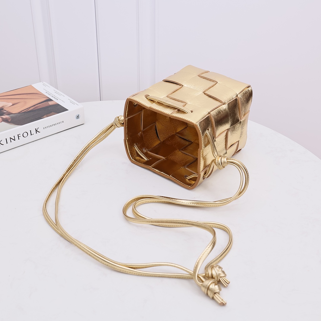 Bottega Veneta Small Cassette Cross-Body Bucket - DesignerGu