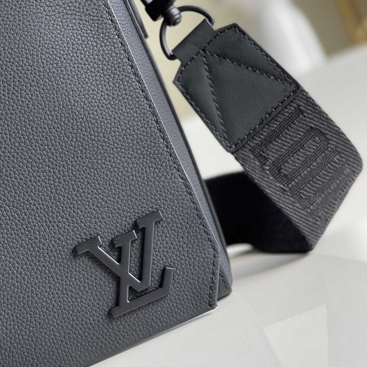 Louis Vuitton Takeoff Messenger(30.5x24x10cm)   M57080 - DesignerGu