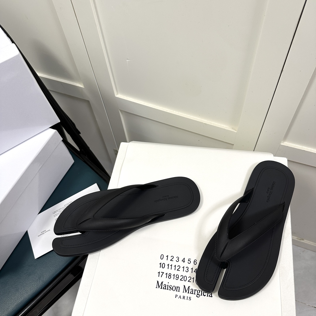 Maison Margiela Tabi Open-Toe Flip-Flops - DesignerGu