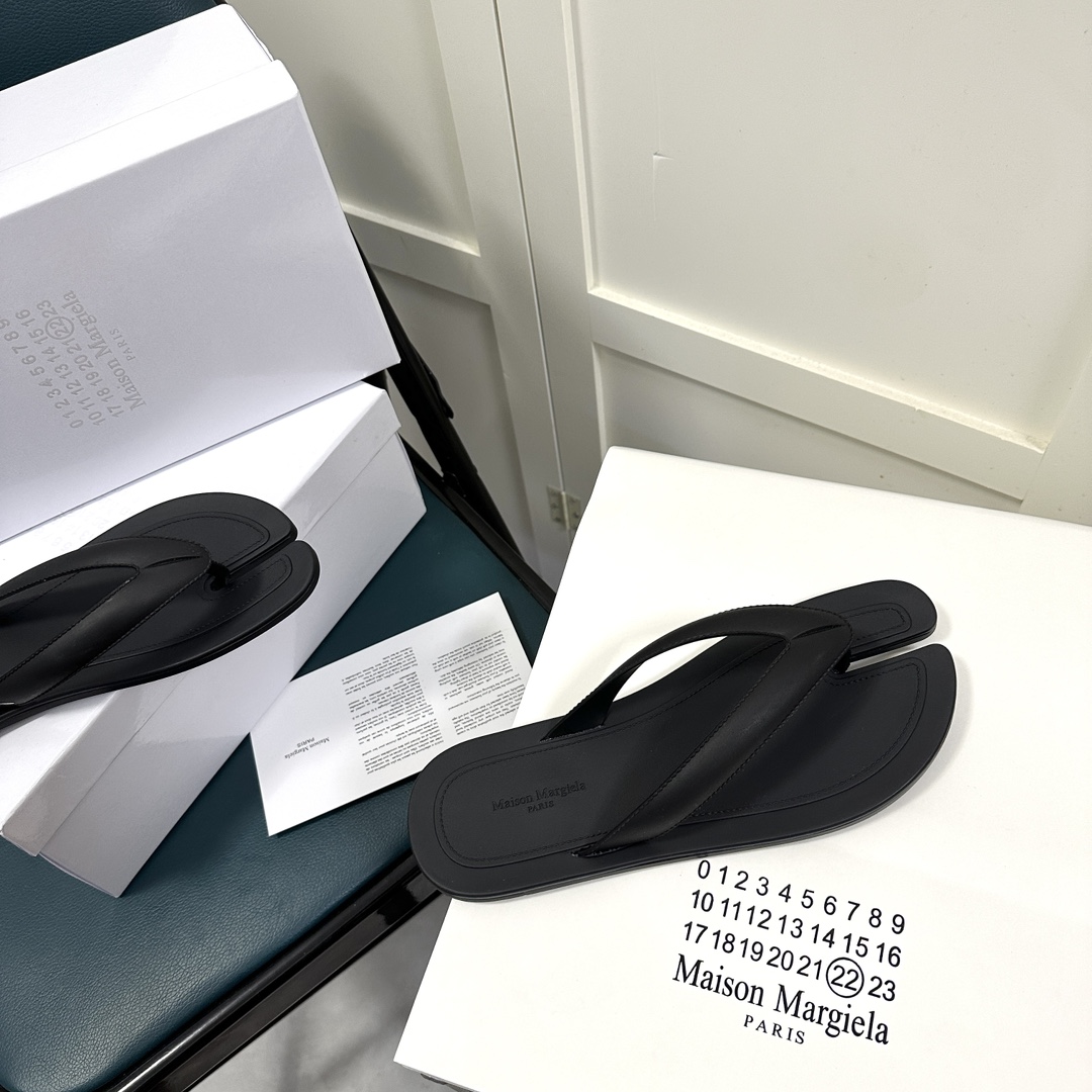 Maison Margiela Tabi Open-Toe Flip-Flops - DesignerGu