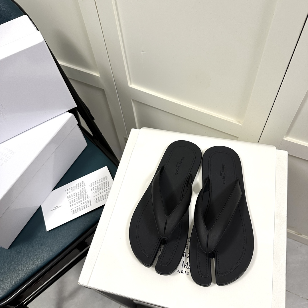 Maison Margiela Tabi Open-Toe Flip-Flops - DesignerGu