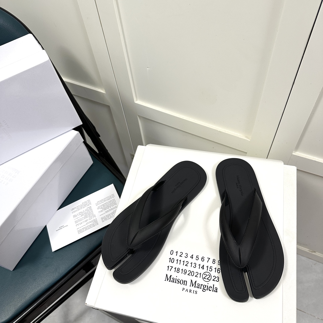 Maison Margiela Tabi Open-Toe Flip-Flops - DesignerGu