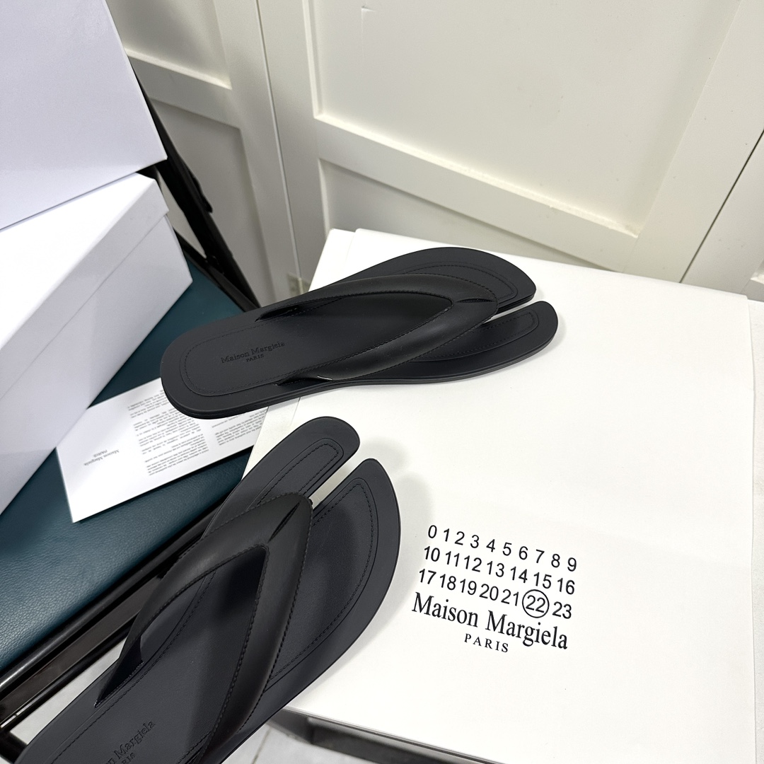 Maison Margiela Tabi Open-Toe Flip-Flops - DesignerGu