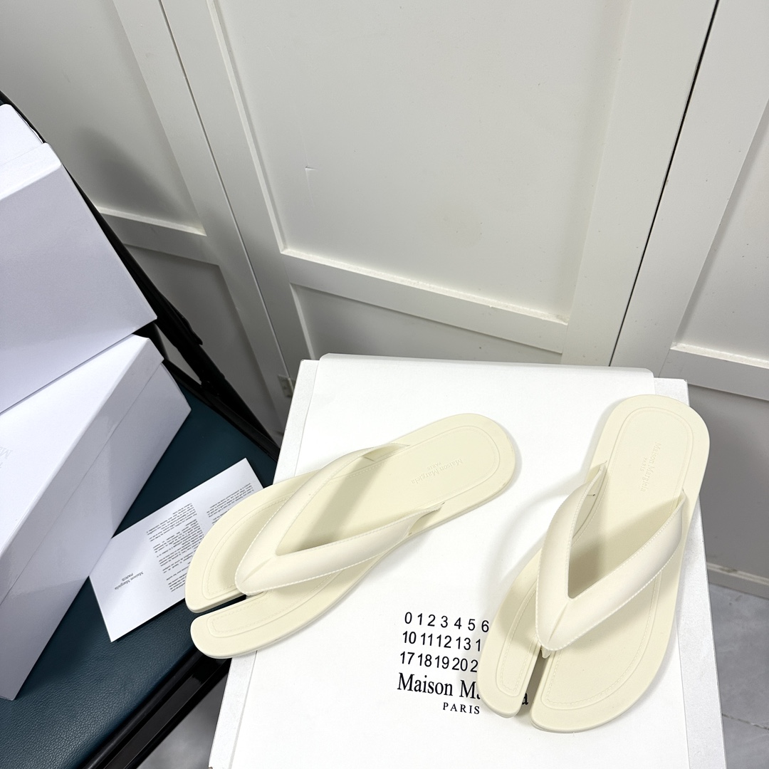 Maison Margiela Tabi Open-Toe Flip-Flops - DesignerGu