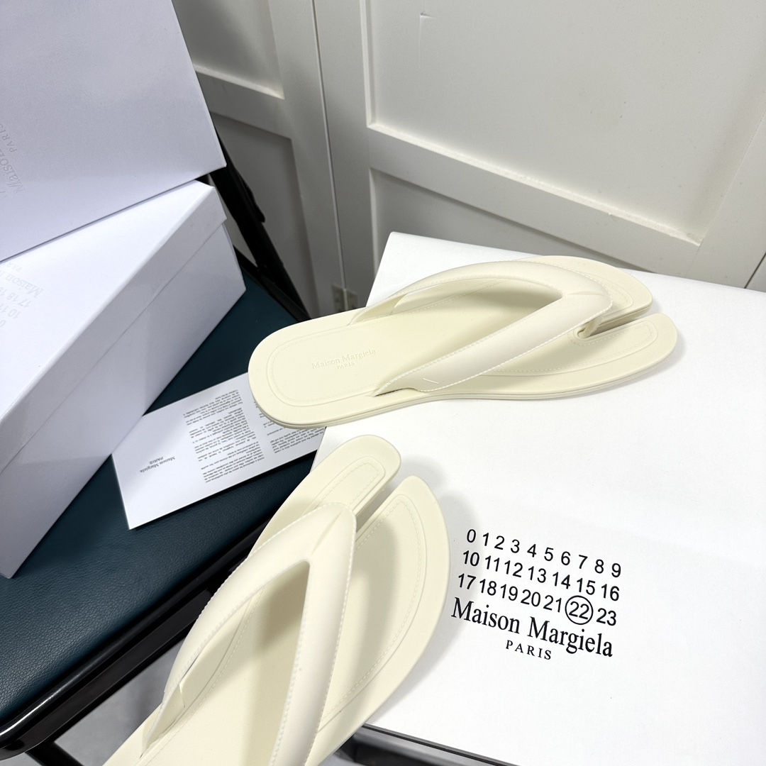 Maison Margiela Tabi Open-Toe Flip-Flops - DesignerGu