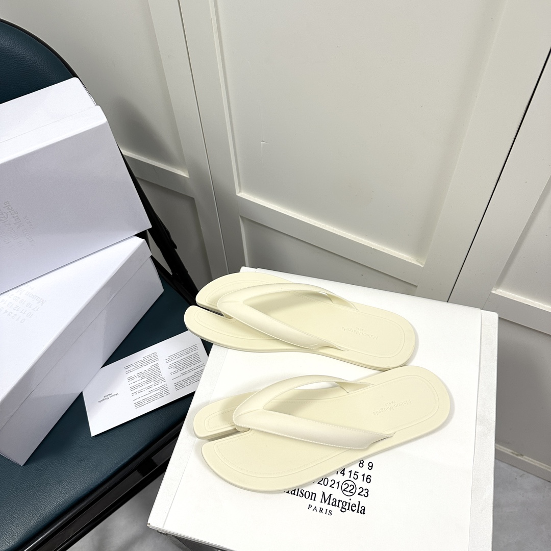 Maison Margiela Tabi Open-Toe Flip-Flops - DesignerGu