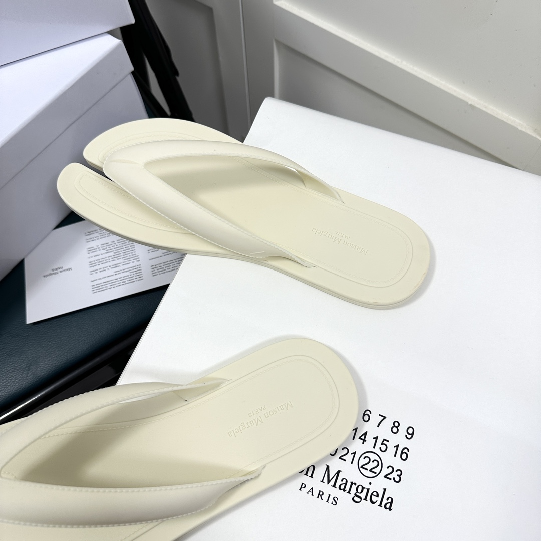 Maison Margiela Tabi Open-Toe Flip-Flops - DesignerGu