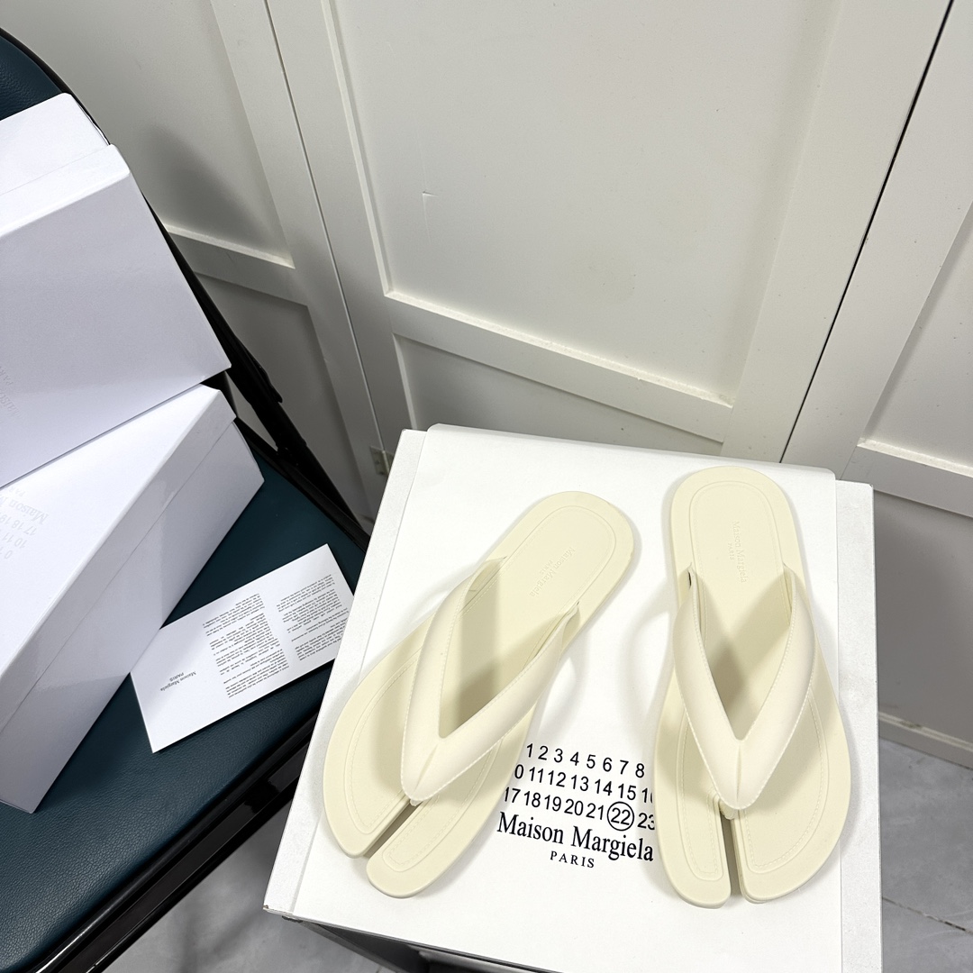 Maison Margiela Tabi Open-Toe Flip-Flops - DesignerGu