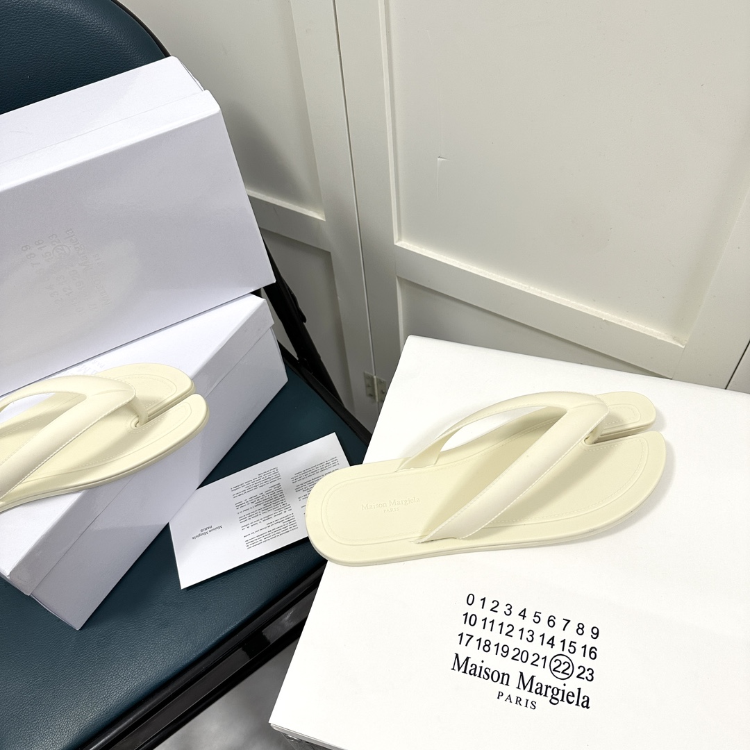 Maison Margiela Tabi Open-Toe Flip-Flops - DesignerGu