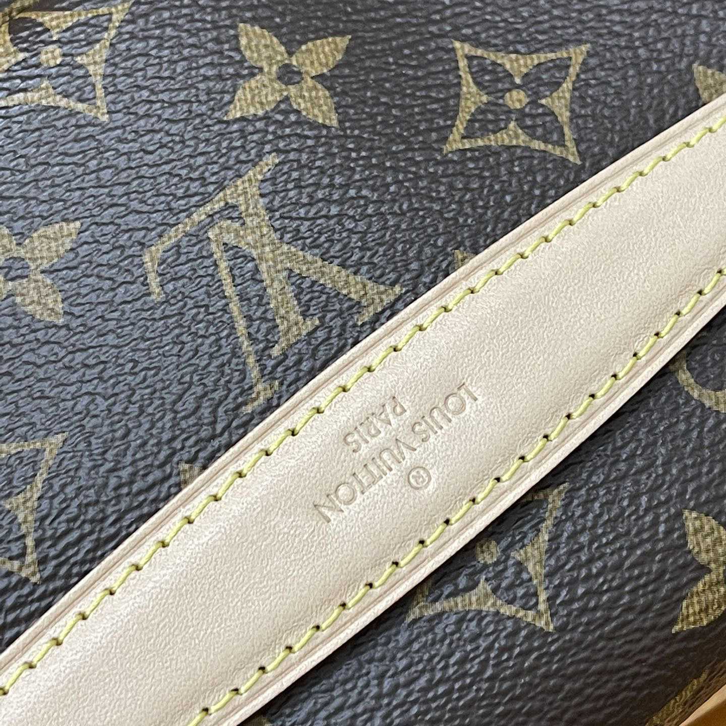 Louis Vuitton Bumbag(37-14-13cm)      M43644 - DesignerGu