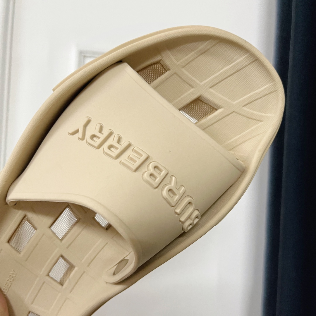 Burberry Bucklow logo slides - DesignerGu