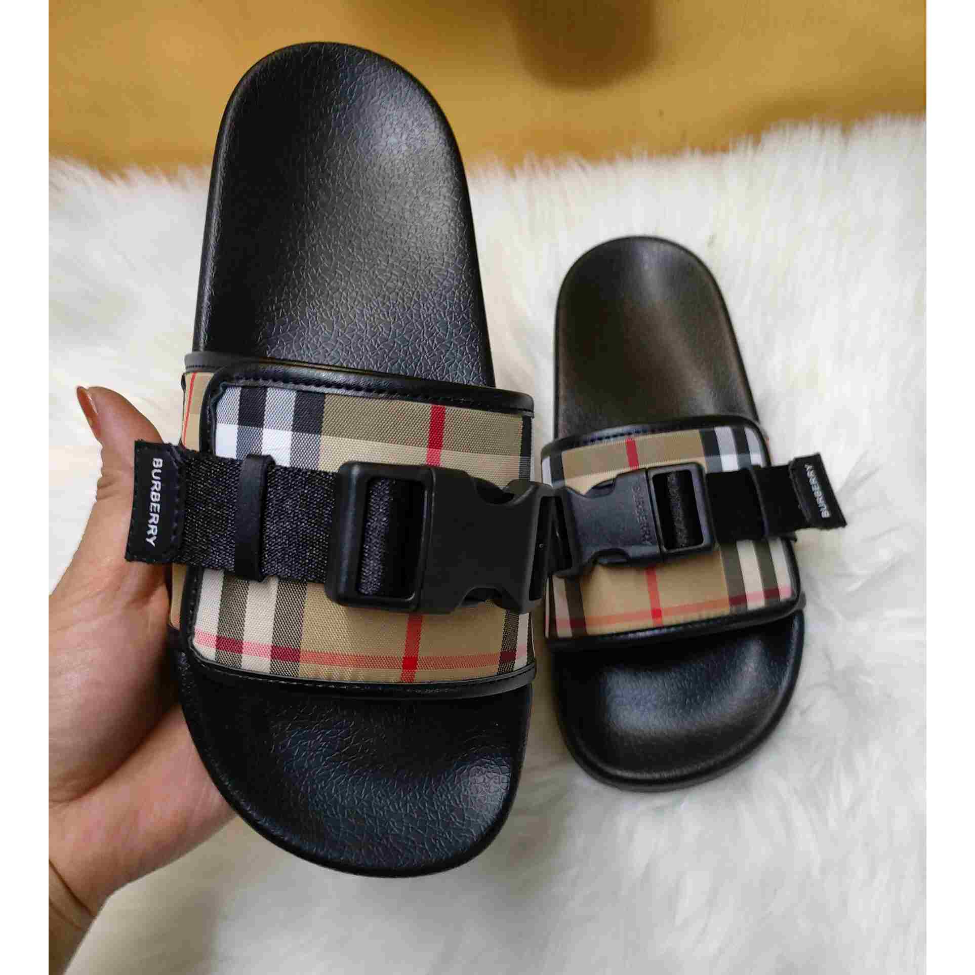 Burberry Buckle-strap Vintage Check Slides - DesignerGu