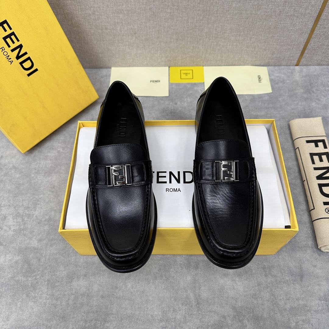 Fendi Men's Black Loafer - DesignerGu