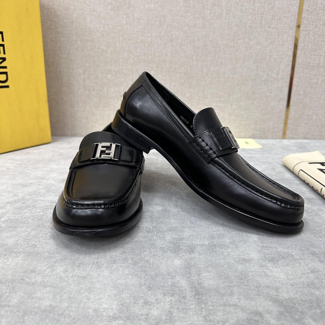 Fendi Men's Black Loafer - DesignerGu