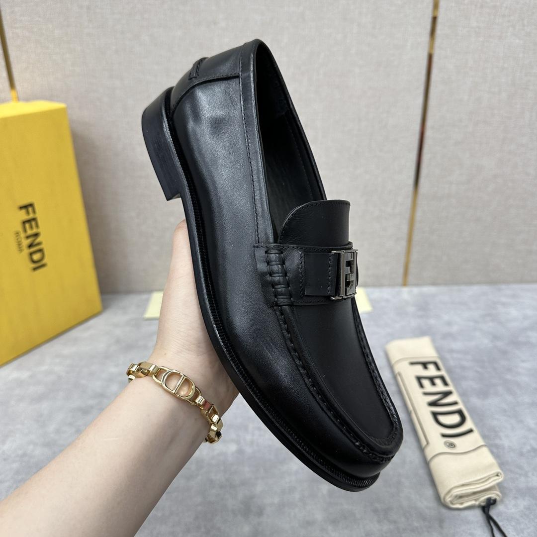 Fendi Men's Black Loafer - DesignerGu