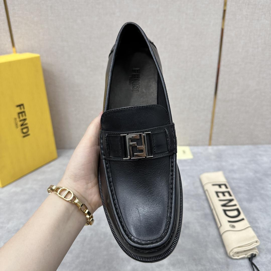 Fendi Men's Black Loafer - DesignerGu