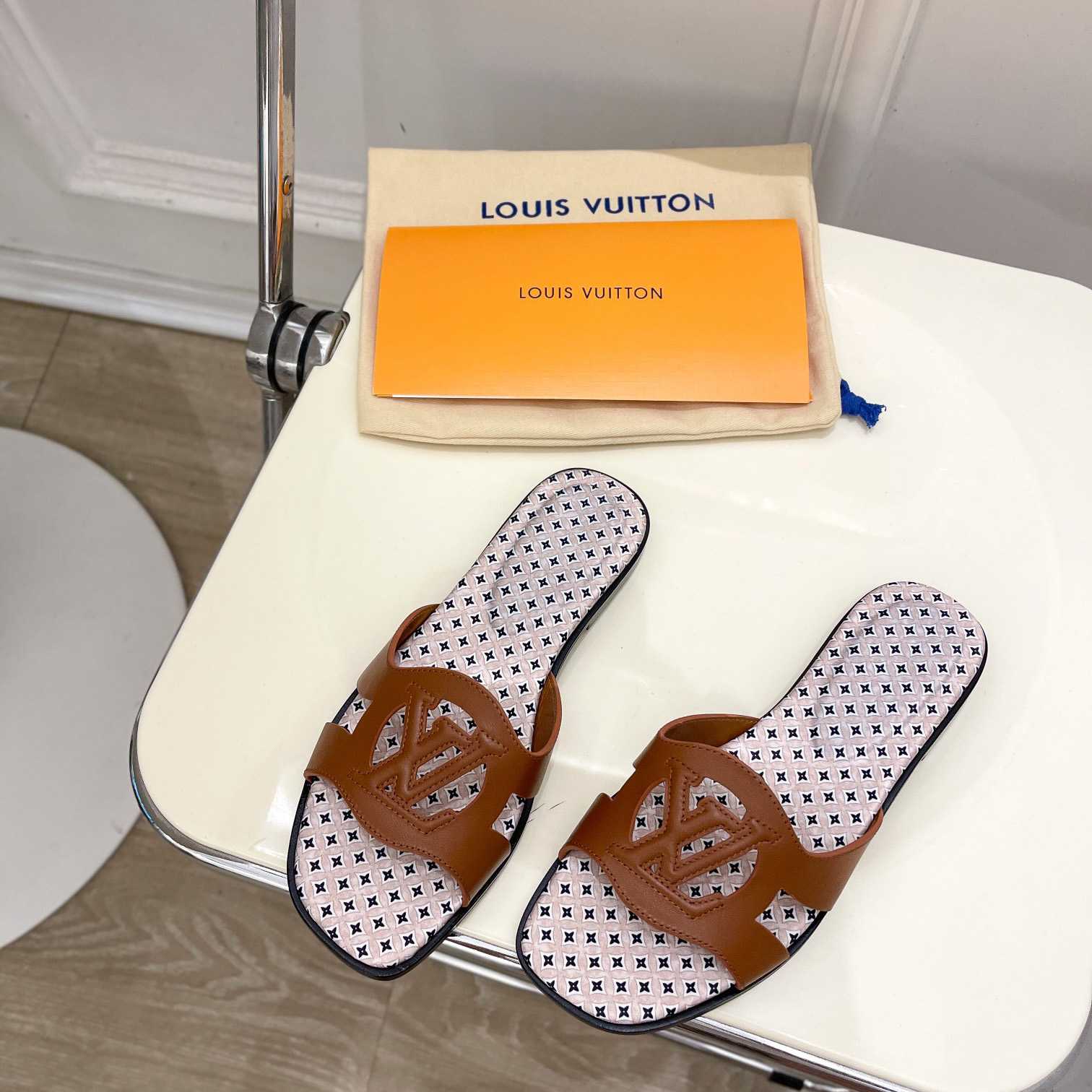 Louis Vuitton LV Isola Flat Mule - DesignerGu