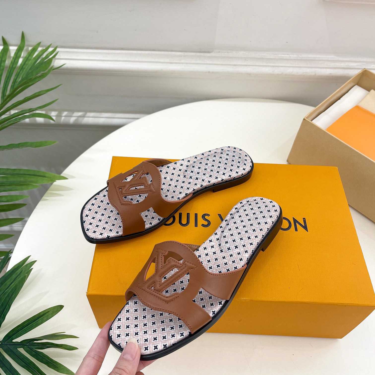 Louis Vuitton LV Isola Flat Mule - DesignerGu