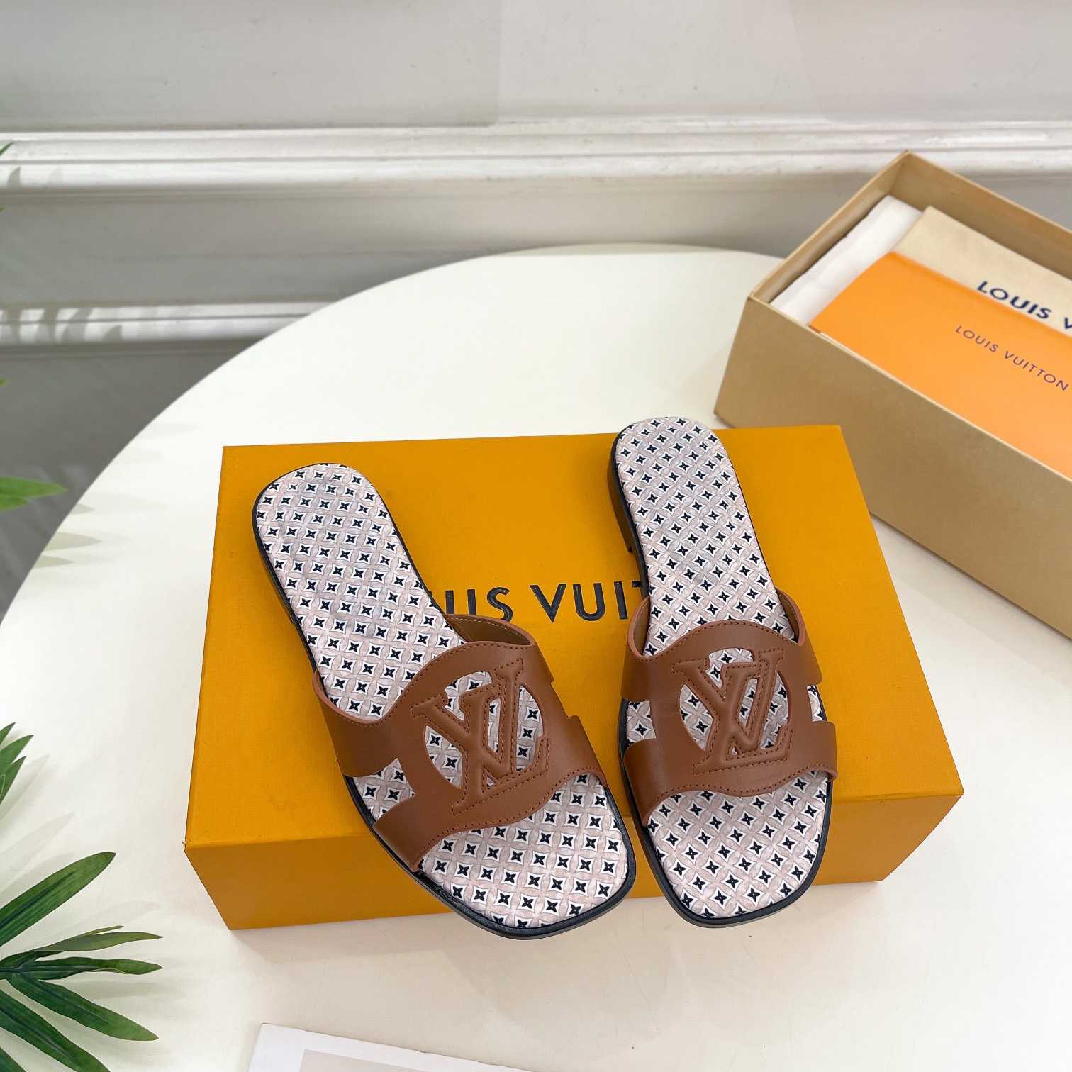 Louis Vuitton LV Isola Flat Mule - DesignerGu