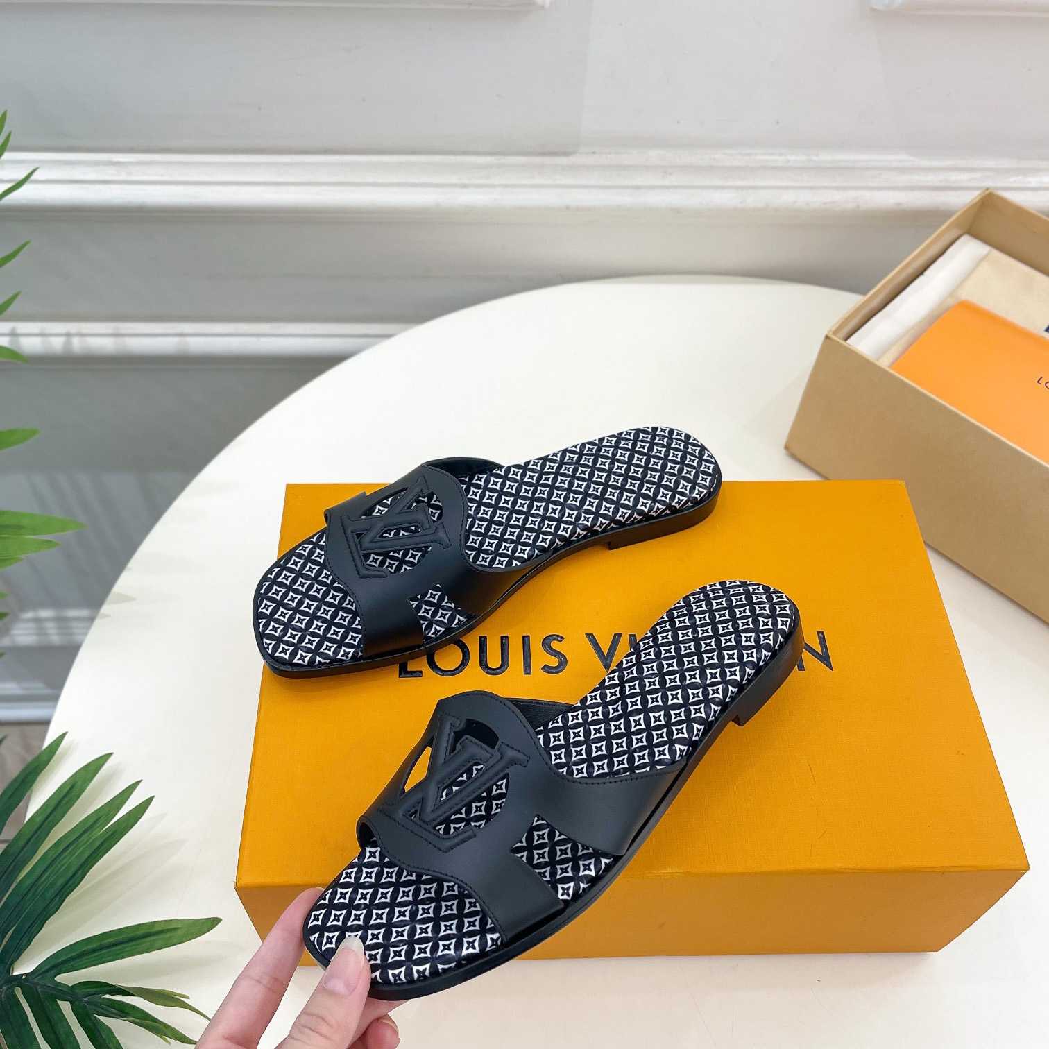 Louis Vuitton LV Isola Flat Mule - DesignerGu