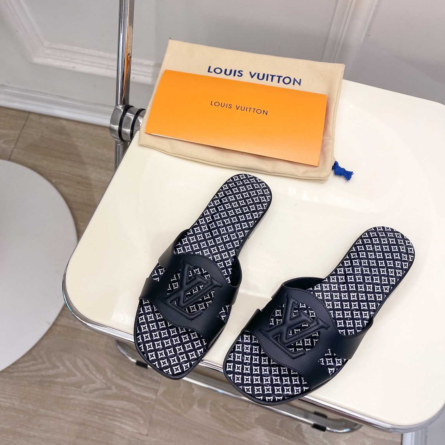 Louis Vuitton LV Isola Flat Mule - DesignerGu