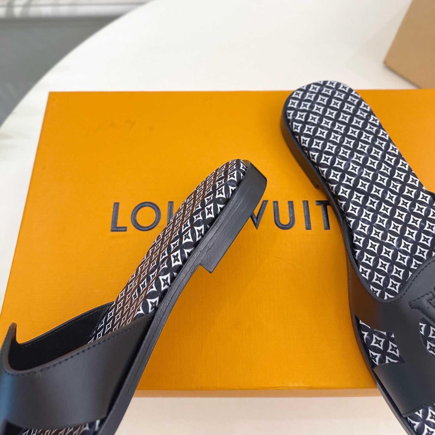 Louis Vuitton LV Isola Flat Mule - DesignerGu