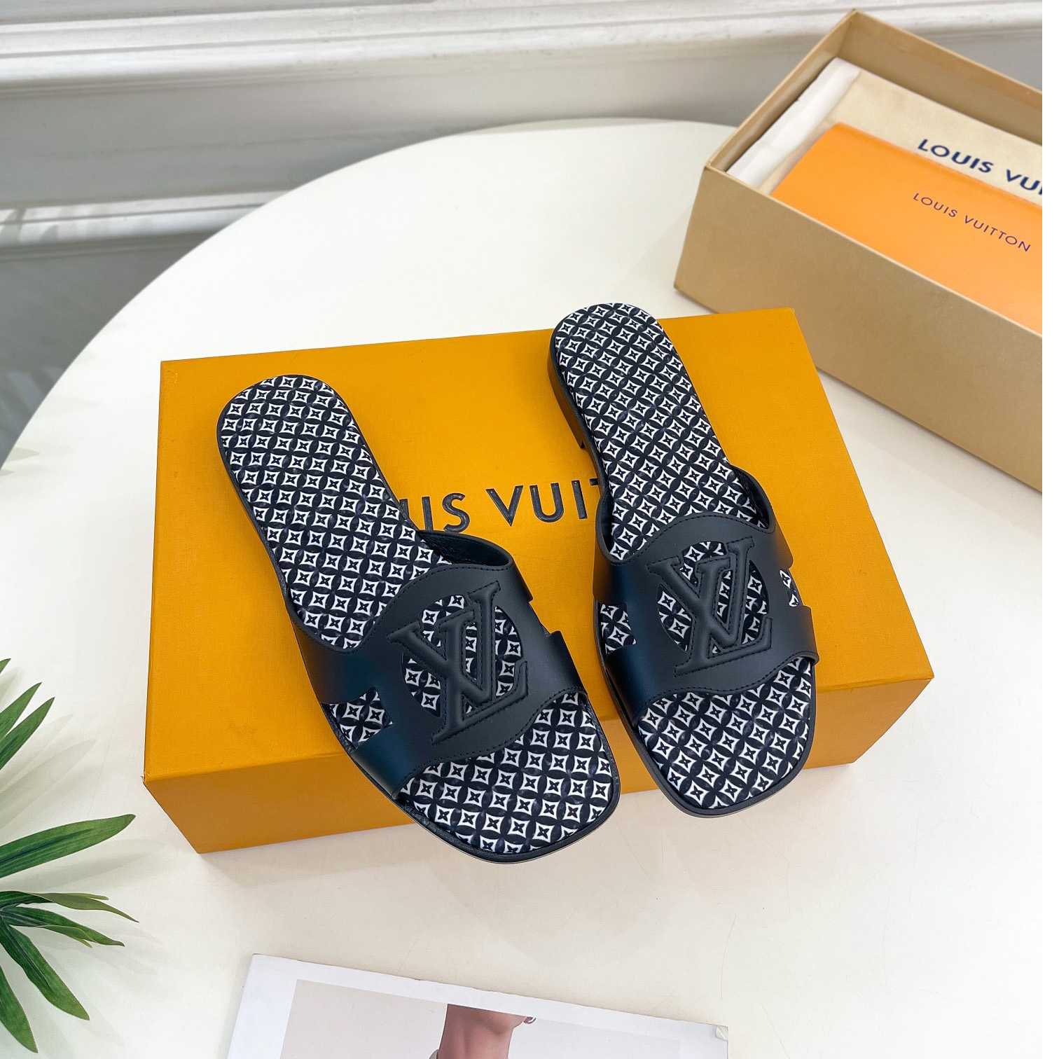 Louis Vuitton LV Isola Flat Mule - DesignerGu