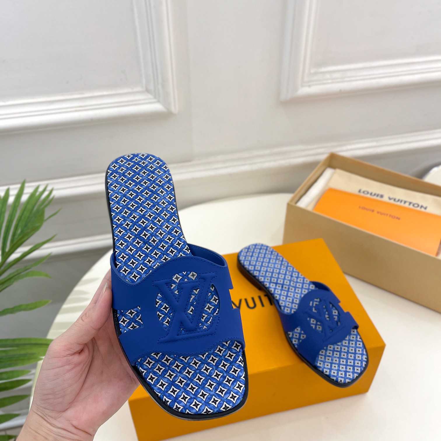 Louis Vuitton LV Isola Flat Mule - DesignerGu