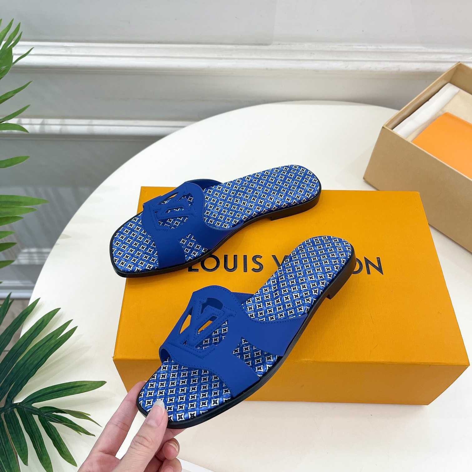 Louis Vuitton LV Isola Flat Mule - DesignerGu