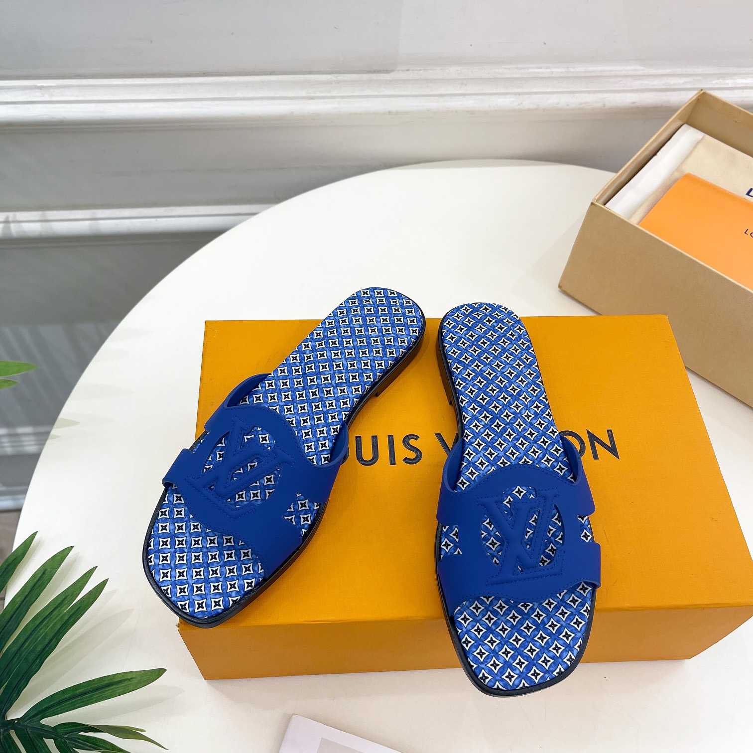 Louis Vuitton LV Isola Flat Mule - DesignerGu