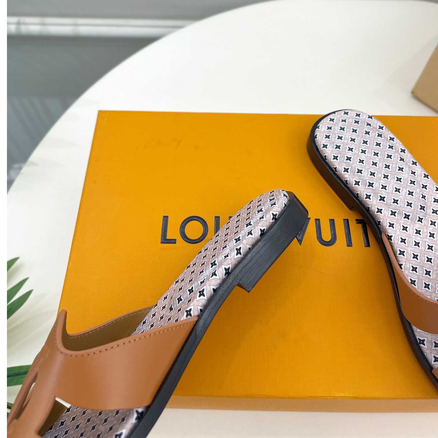 Louis Vuitton LV Isola Flat Mule - DesignerGu