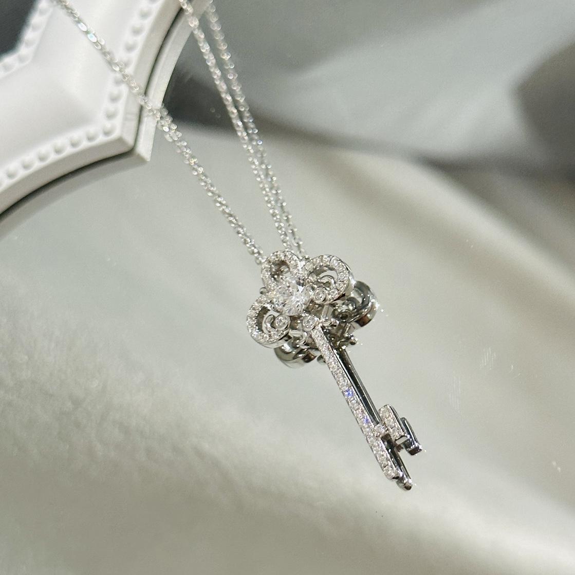 Tiffany&CO Fleur de Lis Key Pendant - DesignerGu