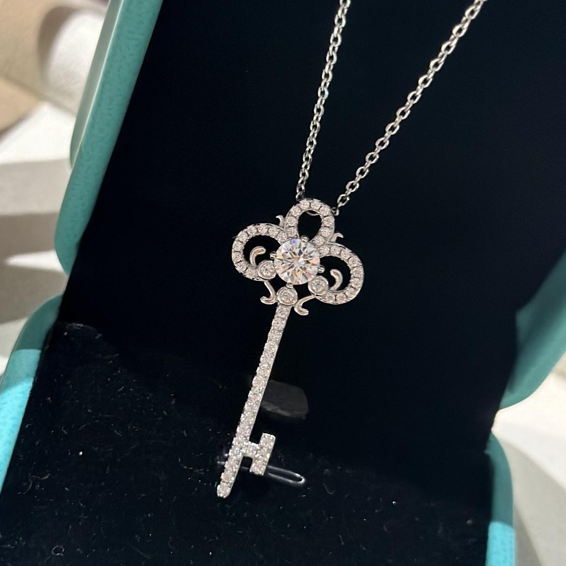 Tiffany&CO Fleur de Lis Key Pendant - DesignerGu