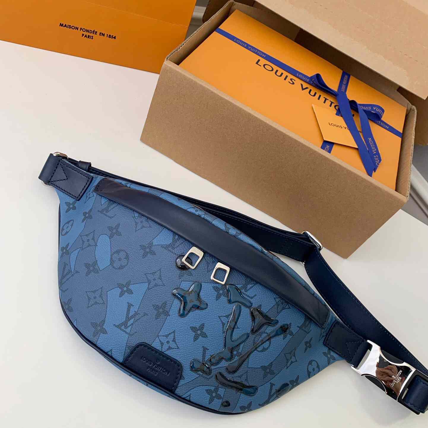 Louis Vuitton Discovery Bumbag  (44*15*9cm)   M22576 - DesignerGu