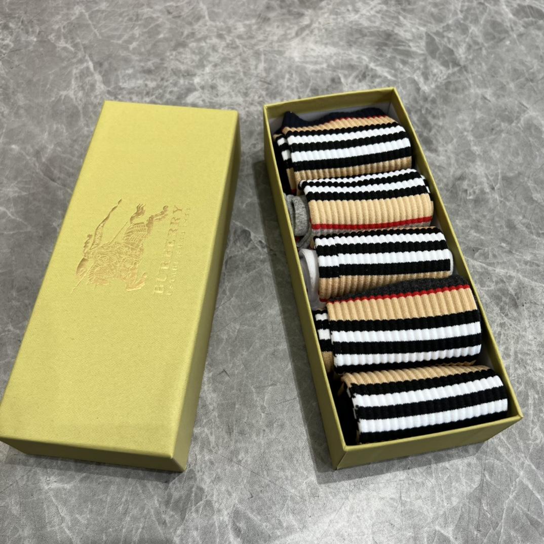 Burberry Socks/Box - DesignerGu