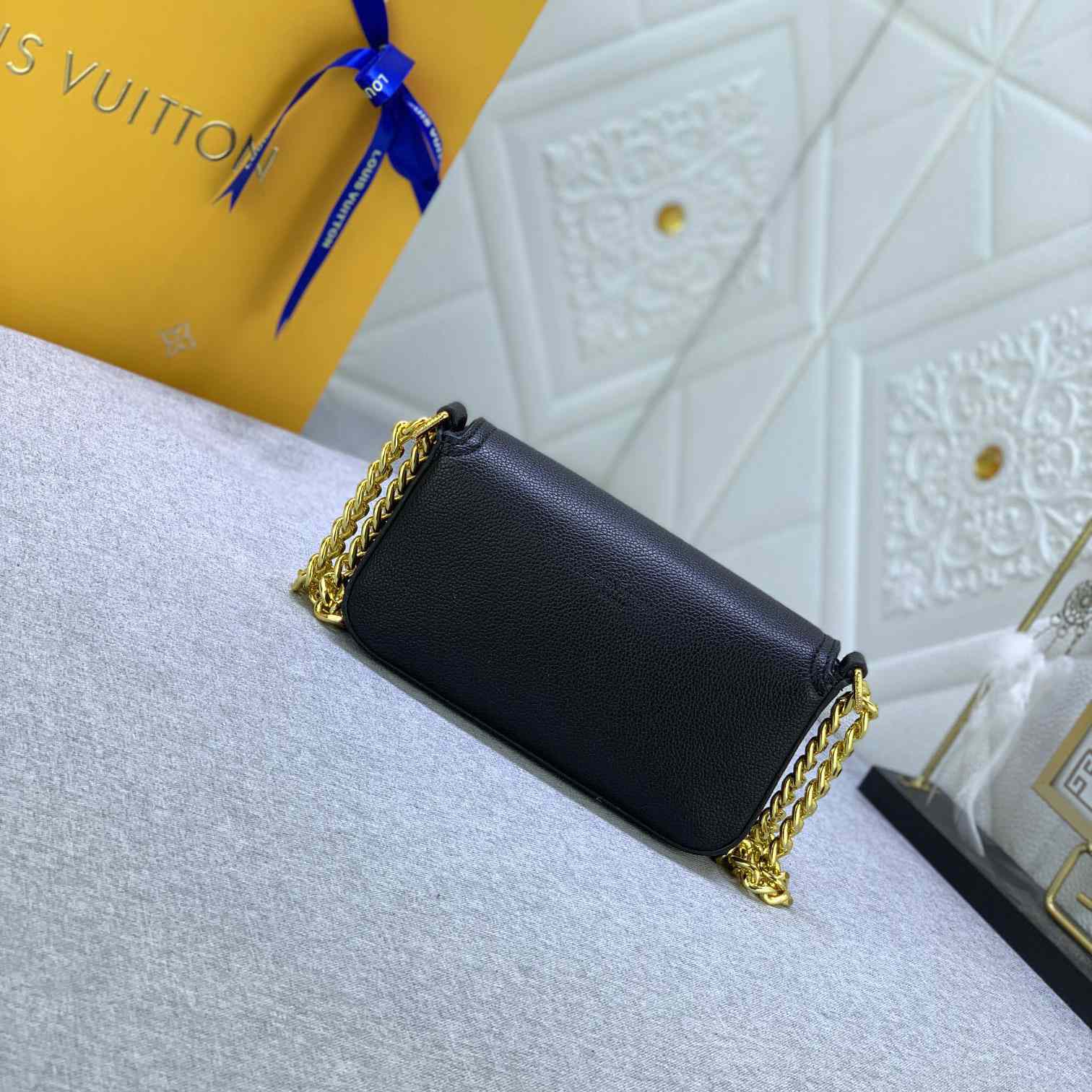 Louis Vuitton Lockme Tender Pochette (18-9-4cm)    M81560 - DesignerGu