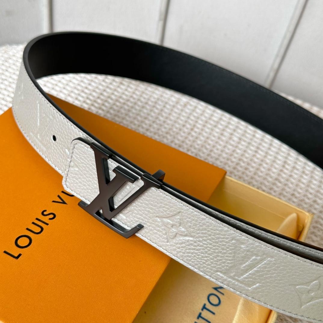 Louis Vuitton LV Initials 40mm Reversible Belt   M8261V - DesignerGu