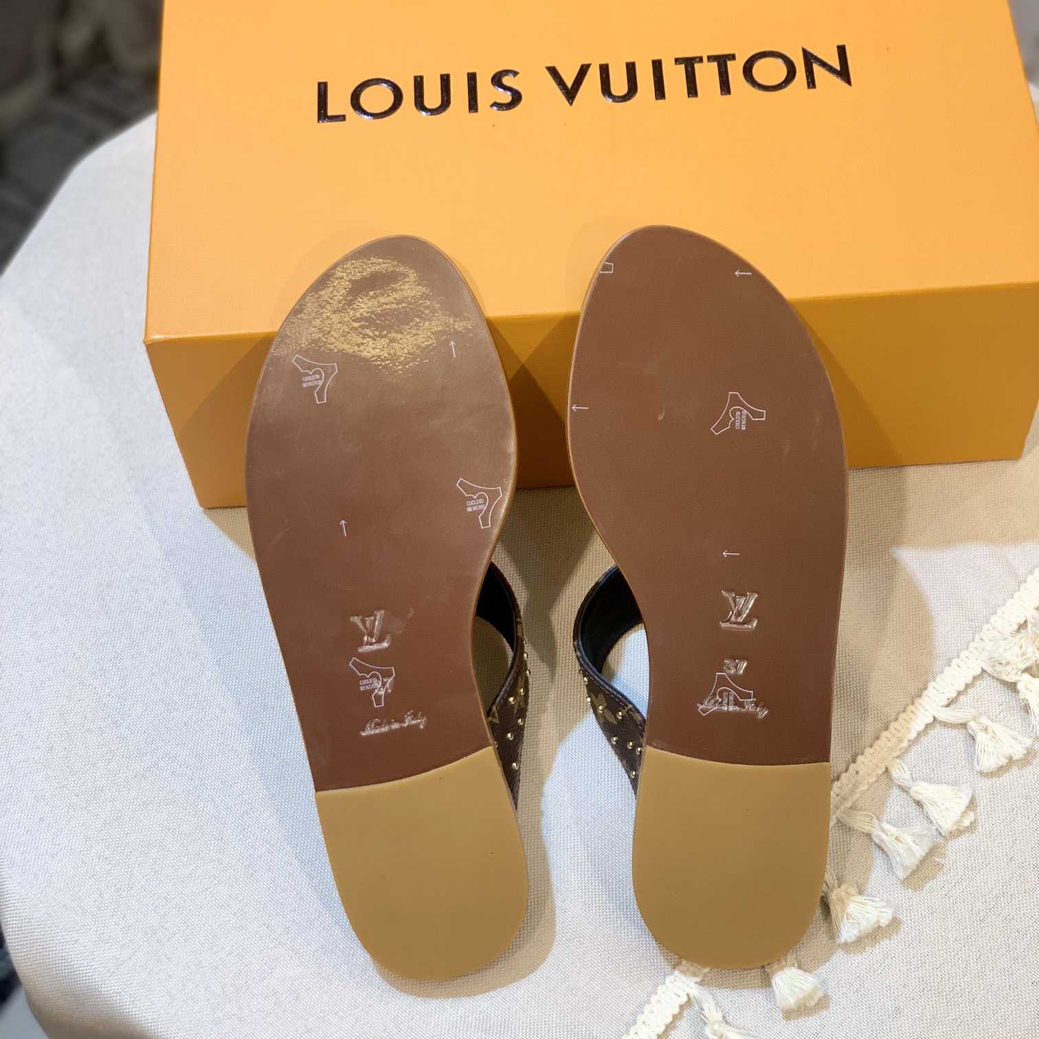 Louis Vuitton Sunny Flat Thong   1AB37T - DesignerGu