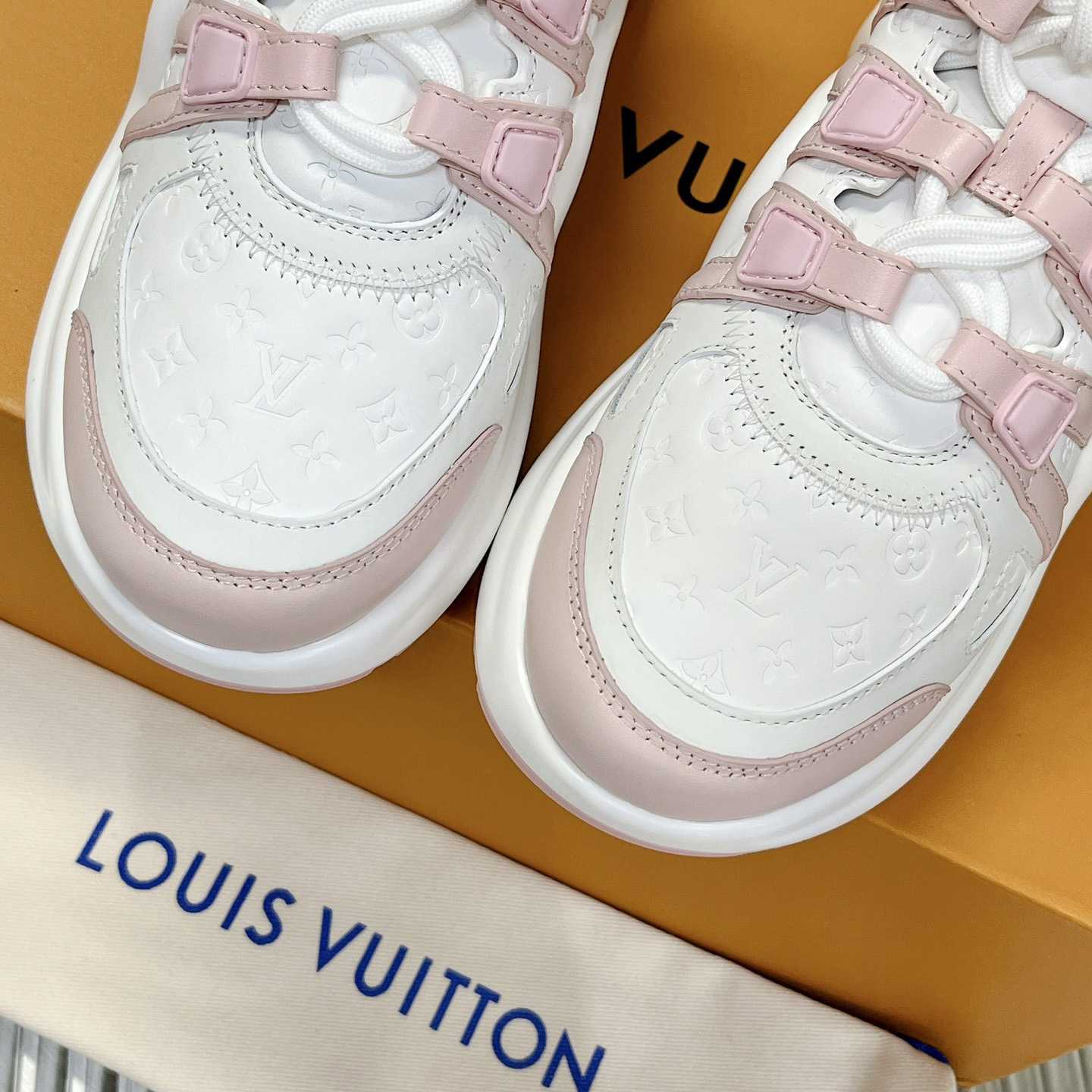 Louis Vuitton LV Archlight Sneaker    - DesignerGu